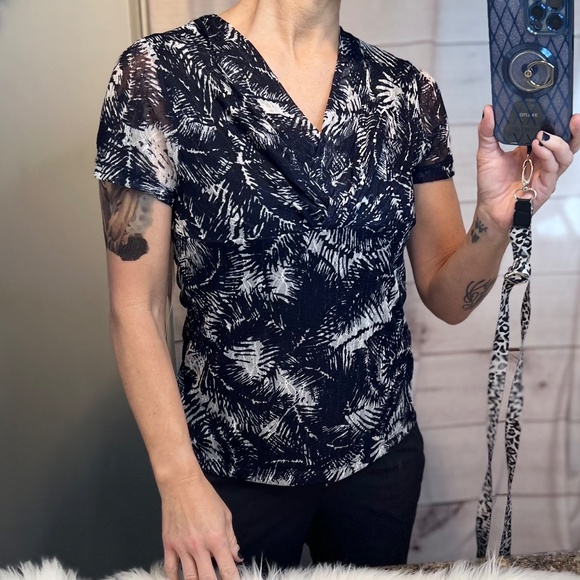 🔥2/$10 NWT($58) |•RAFAELLA•| Navy Blue & White Palm Tree Leaves Top Size Medium - Picture 4 of 12